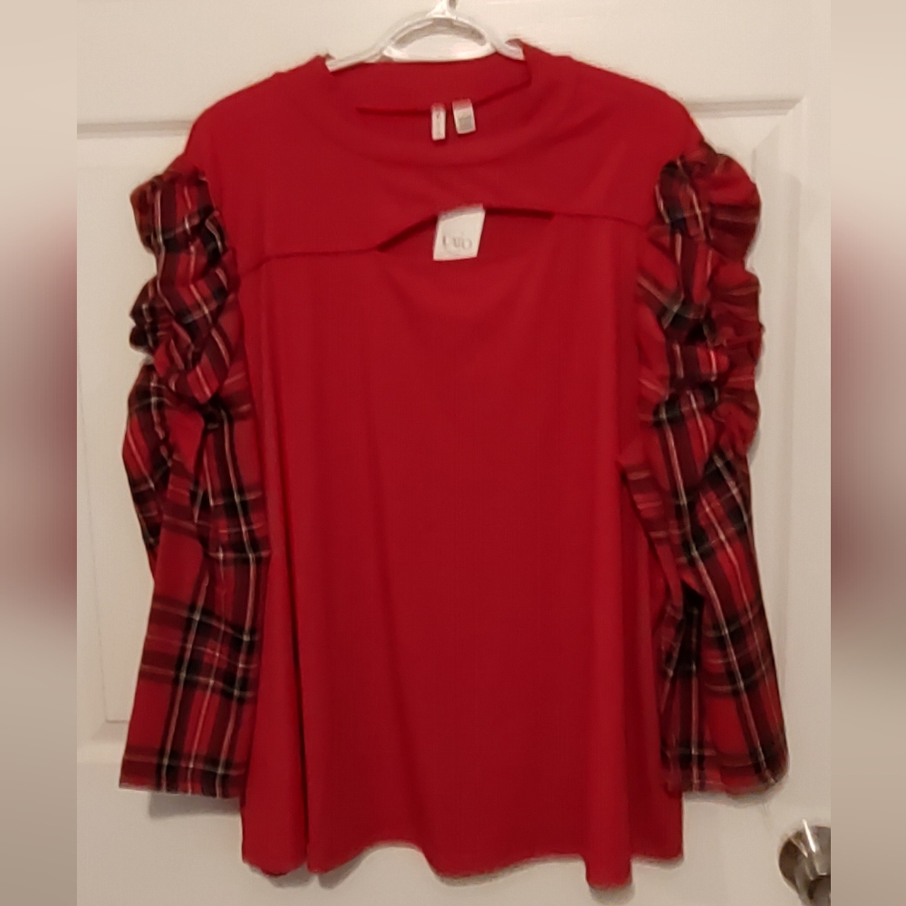 NWT Cato red ribbed top with plaid sleeves